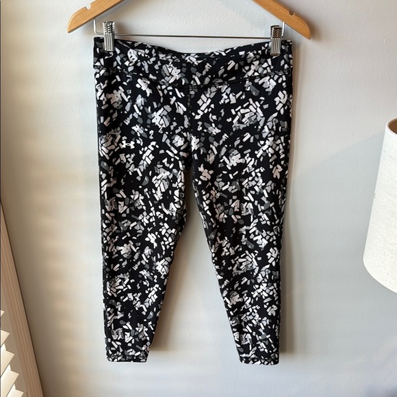 Under Armour Other - Under Armour Girls Cropped Black and‎ White Leggings